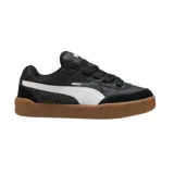 Championes Puma Park Lifestyle SK8 blancos con detalles en negro, gris y suela color caramelo.