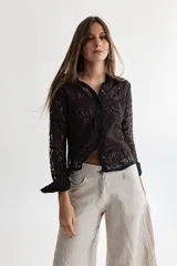 Camisa negra de cruni de algodón con cuello clásico, cartera con botones y puños con forro interno de voile de algodón al tono.