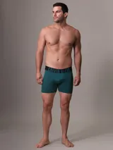 Pack de tres bóxers Calvin Klein de algodón, con cintura elástica con el logo de la marca. Incluye un bóxer negro, uno gris y uno azul petróleo.