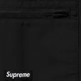 Short de baño negro con cintura elástica y bolsillos cargo laterales.