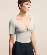 Blusa color gris claro de viscosa con escote en V y aro metálico.