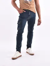 Jean slim azul con bolsillos cargo laterales.
