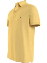 Chomba amarilla de Tommy Hilfiger, modelo 1985, de corte regular, con cuello tipo chomba, cartera de dos botones, logo bordado en el pecho y diseño de rayas en el interior del cuello.