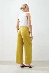 Pantalón de lyocell color verde pistacho, de corte ancho y tiro alto.