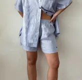 Short celeste de lino con cintura elástica.