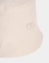 Piluso color beige de tela deportiva, reversible, con etiqueta de goma con logo de la marca.