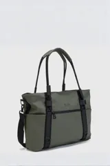 Bolso tote color verde oliva con detalles en negro. Tiene correa de hombro ajustable y extraíble, doble asa de mano, un compartimento principal con cierre, un bolsillo lateral externo, un compartimento interno para laptop de hasta 16 pulgadas y un bolsillo interno con cierre.