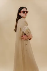 Vestido midi negro de lino, corte recto, con escote en V con volados y mangas 3/4 con puntillas.