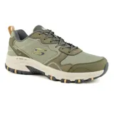 Championes Skechers Hillcrest Rocky Drift color verde oliva, con detalles en marrón y gris. Capellada de malla y cuero sintético, plantilla Skechers Memory Foam™, entresuela amortiguadora y suela de tracción flexible.