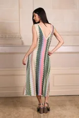 Vestido largo con estampado vertical multicolor, escote en V y espalda baja en V.