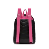 Mochila negra acolchada con diseño de ondas horizontales, detalles en rosa y etiqueta con el logo de Trendy.