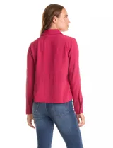 Camisa de crepe color fucsia, con cuello solapa, cierre frontal de botones y dos bolsillos aplicados en el pecho.