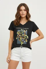 Remera color rosa pálido de algodón con cuello en V y estampado de un corazón formado por flores y hojas en tonos borgoña.