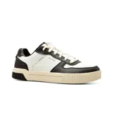 Championes Skechers Court Classics Jade Strane, de estilo urbano, color blanco con detalles en negro, con cordones y plantilla Skechers Air-Cooled Memory Foam.