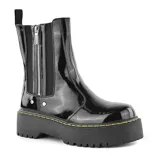 Bota de caña media negra charolada con cierre lateral y elástico en los laterales. Tiene plataforma y suela track con costura amarilla.