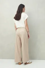 Pantalón baggy color beige de algodón con cintura elastizada.