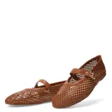 Balerina de cuero color caramelo con diseño calado de rejilla cuadrada. Presenta una tira tipo Mary Jane con hebilla metálica dorada sobre el empeine.