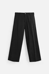 Pantalón negro de corte recto confeccionado en tejido fluido con mezcla de viscosa, con bolsillos frontales y traseros de vivo.