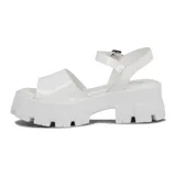 Sandalias negras de charol con plataforma y hebilla al tobillo.