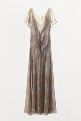 Vestido largo de gasa color celeste con estampado floral color dorado, escote fluido, mangas cortas con abertura, detalle de frunce en el delantero y espalda con escote pronunciado. Incluye forro interior de tirantes al tono.