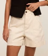 Short color crema de cintura alta en sarga con bolsillos y costura aparente.