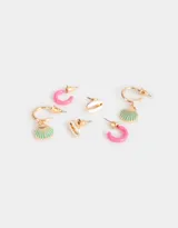 Set de tres pares de aros dorados: un par de aros tipo argolla esmaltados en rosa, un par de aros tipo argolla con forma de caracol y un par de aros tipo argolla con dije de caracol esmaltado en verde.