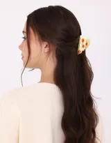Collar corto dorado con cadena de eslabones grandes y dijes colgantes de flores y piedras rojas.