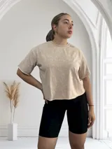 Remera celeste con efecto acid wash, corte holgado y mangas cortas.