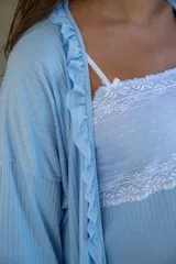 Bata kimono gris claro de algodón con volados en mangas y ruedo. Tiene mangas al codo y lazo de algodón para ajustar en la cintura.