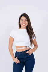 Remera corta color beige con escote en V y nudo frontal.