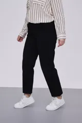Pantalón negro cropped de calce recto, confeccionado en algodón y spandex, con bolsillos laterales y cintura media.