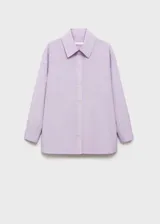 Camisa oversize a rayas verticales color lila, de manga larga con puños abotonados, cuello camisero, dos bolsillos de parche en el pecho y cierre frontal con botones.