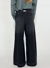 Pantalón de jean negro de corte ancho con cintura alta elastizada y cordón ajustable.
