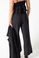 Pantalón negro de viscosa y poliamida, de corte palazzo con cintura alta y bolsillos laterales.