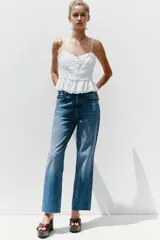 Jeans tobilleros de tiro alto color celeste, corte recto y cinco bolsillos.
