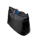 Bolso tote negro de tela resistente al agua, con asas de correa negras con borde naranja. Tiene cierre principal, bolsillos laterales (uno con cierre), seis bolsillos internos, diseño plegable y capacidad de 14,5 litros.