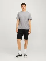 Short negro de Jack & Jones, corte clásico con dobladillo y cinco bolsillos.