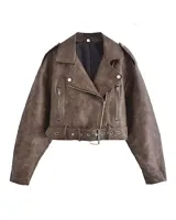 Campera estilo biker de cuero sintético color marrón envejecido, con solapas, cierre asimétrico, bolsillos con cierre, charreteras en los hombros y cinturón ajustable en el bajo.