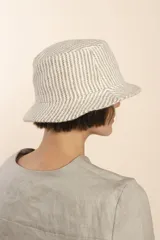 Sombrero tipo bucket de lana color beige con diseño de espiga.