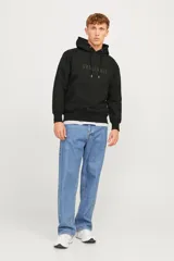 Canguro negro con capucha y cordones ajustables. Estampado frontal con la leyenda "Originals Jack & Jones".
