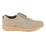 Zapato casual color beige con cordones, de tela con textura y suela marrón.