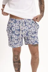 Short de baño color verde oscuro o negro con diseño texturizado o estampado sutil en franjas horizontales y detalles perforados. Posee cordón de ajuste trenzado en la cintura.