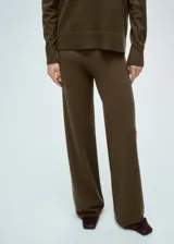 Pantalón wide leg color marrón, de tejido de punto fino, con cintura elástica y tiro alto.
