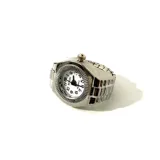 Reloj anillo plateado con esfera blanca y números arábigos.