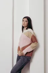 Suéter de punto con diseño geométrico en tonos rosa, beige y marrón, con detalles de lentejuelas.