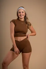 Short deportivo color crema, de tiro alto y calce ajustado.