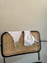 Top blanco de algodón con breteles finos y corte triangular.