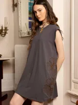 Vestido corto gris con bordado floral en el frente, corte holgado y mangas cortas.