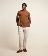 Remera de media malla color blanco, con cuello redondo y manga corta. Presenta textura vertical en toda la prenda.