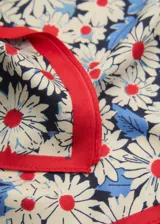 Pañuelo cuadrado con estampado de flores y borde rojo.